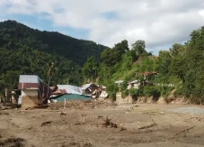 16 Rumah Hanyut Terseret...