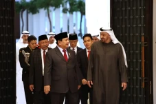 Prabowo-Gibran Temui...
