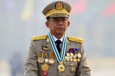 2 Perbedaan Junta Militer...