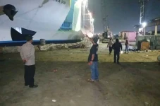 Bersihkan Kapal, Pekerja...