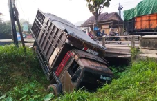Diduga Rem Blong, Truk...