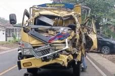 Truk Tabrak Dump Truck...