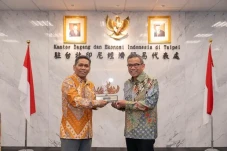 Perkuat Kerja Sama dengan...