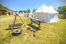 7 Perbedaan Glamping...