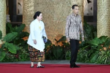 Kenakan Kain Endek saat...