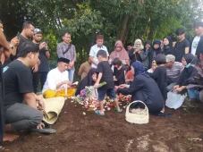Isak Tangis Iringi Pemakaman...