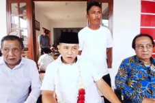 Daftar ke PDIP, Ken...