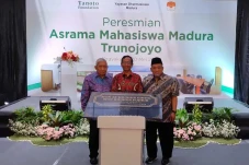 Resmikan Asrama Mahasiswa...