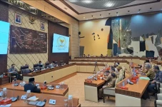 Rapat dengan Komisi...