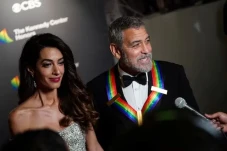 Amal Clooney Dukung...