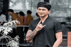 Anji Santai Digugat...