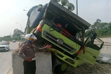 Truk Muatan Pasir Tabrak...
