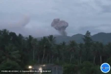Gunung Dukono Erupsi,...