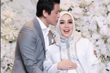 Syahrini Pakai Cincin...