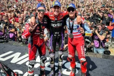 Aleix Espargaro Menangi...