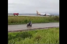 Pesawat Air Jet Tergelincir...