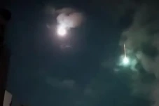 Meteor Biru Melintas...