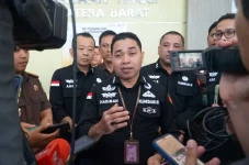 Diduga Menilap Uang...
