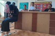 Buang Bayi Laki-Lakinya,...