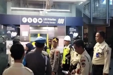 Polisi Cek Lokasi Jatuhnya...