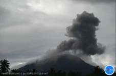 Gunung Ibu Meletus,...