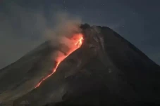 Gunung Merapi Muntahkan...
