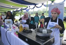 Rayakan Ulang Tahun...