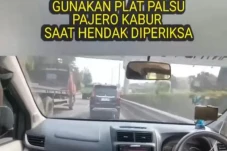 Polisi Tilang Sopir...