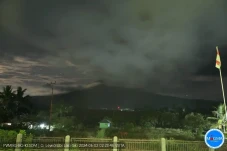 Gunung Lewotobi Semburkan...