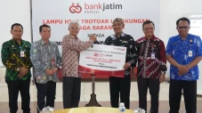 Bank Jatim Pasang Lampu...