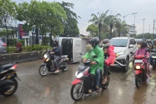 Mobil Pikap Terbalik,...