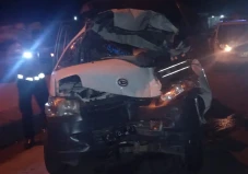 Pikap Tabrak Truk Parkir...