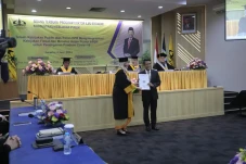 Teliti Peran DPR di...