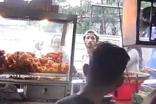 2 Pelaku Pemerasan dengan...