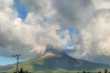 Gunung Lewotobi Erupsi,...