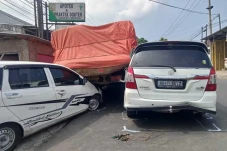 2 Minibus Ringsek Terseret...