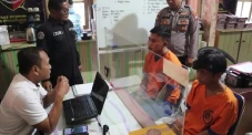 Bacok Petugas, 3 Anggota...