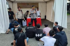 Polisi Larang Suporter...