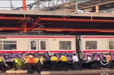 KRL di Stasiun Cikarang...