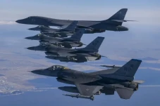 Pesawat B-1 AS Jatuhkan...