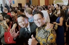 Momen Ridwan Kamil Merangkul...