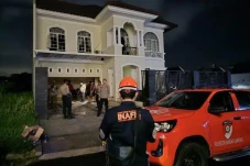 Paksa Wanita Berkenalan,...