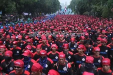 Ribuan Buruh Demo Tolak...