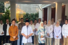 Prabowo: Pasangan Khofifah-Emil...