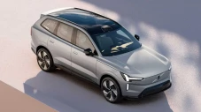 SUV Listrik Volvo EX90...