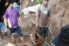 4 Warga Tewas Tertimbun...