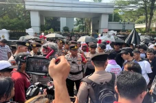 Tak Kenal Lelah, Karyawan...
