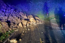 Longsor Tutup Jalan...