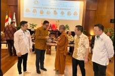 Hadiri Perayaan Waisak...