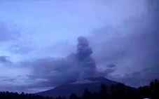Gunung Ibu Meletus,...